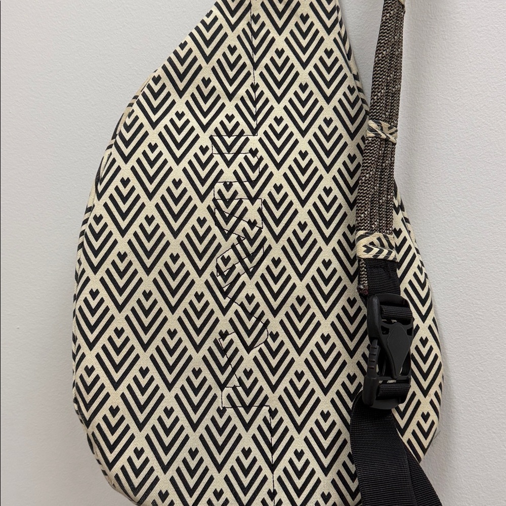 Kavu Slingpack Sling Bag Black Cream Geometric Print Rope Bag! - Picture 6 of 8